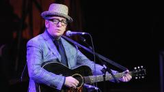 Elvis Costello operato d'urgenza, cancellate le ultime date del tour europeo. Leggi il comunicato