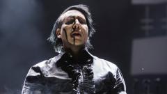 Marilyn Manson costringe un fan a levarsi la maglietta degli Avenged Sevenfold durante un concerto! Guarda il video