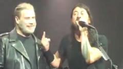 I Foo Fighters hanno suonato il tema di Grease sul palco assieme a John Travolta! Guarda il video