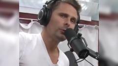 Muse: Matt Bellamy suona in acustico il nuovo inedito Something Human. Guarda il video pubblicato sui social
