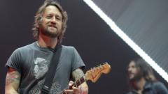 Chris Shiflett dei Foo Fighters ha messo in vendita online 20 delle sue storiche chitarre. Guarda il video