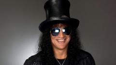 Slash: "sono stato multato di 110 euro per ogni sigaretta accesa, ecco come ho smesso di fumare"