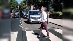 Beatles: Paul McCartney attraversa le strisce pedonali di Abbey Road al contrario! Guarda il video che sta facendo il giro della rete