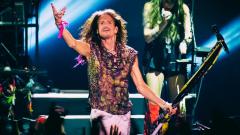 Steven Tyler avvistato in vacanza sul lago di Como dopo il concerto a Barolo. Guarda gli scatti
