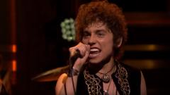 Greta Van Fleet: la band suona per la prima volta da Jimmy Fallon e presenta il nuovo singolo When The Curtain Falls. Guarda il video