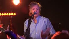 Paul McCartney suona a sorpresa al Cavern Club di Liverpool e se la prende con chi usa il telefonino: "Mi distraete. Rispettate le regole"