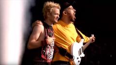Mike Shinoda ricorda Chester sul palco coi Sum 41. Guarda il video con l'esibizione di Faint