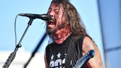 I Foo Fighters si esibiscono a sorpresa sotto falso nome e con un ospite a sorpresa: Roger Taylor dei Queen. Guarda i video e le foto