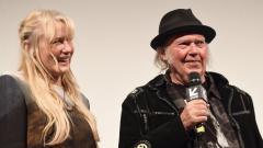 Neil Young e Daryl Hannah si sarebbero sposati in California lo scorso fine settimana. Il tweet sui social