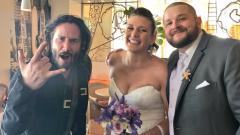 Keanu Reeves si imbuca ad un matrimonio e scatta una foto "super rock'n'roll" con gli sposi. Guarda le immagini