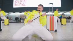 Queen: il bellissimo tributo dell'aeroporto londinese di Heathrow a Freddie Mercury. Guarda il video
