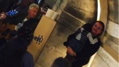 U2: Bono fa addormentare una bimba cantandole "One" durante un concerto di beneficenza. Guarda il video
