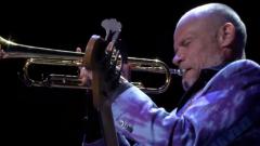 Flea: i quindici epici minuti di assolo al basso e alla tromba durante un concerto a San Francisco. Guarda il video