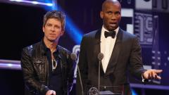 Noel Gallagher: sul palco del FIFA World Player con Didier Drogba per premiare Mo Salah. Guarda le foto e il video