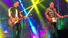 Bruce Springsteen sale sul palco dei Social Distortion ad Asbury Park. Guarda il video dell'esibizione