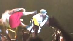 Limp Bizkit: Fred Durst aggredito sul palco con una mossa di wrestling dal rapper Shaggy 2 Dope. Guarda il video