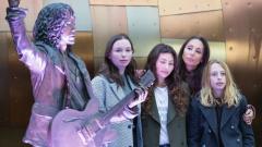 Chris Cornell, la figlia lancia un appello ai fan del padre: “basta commentare le foto con frasi di dolore e tristezza”
