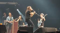 Foo Fighters: Dave Grohl fa salire sul palco un ragazzino di 10 anni e lui esegue tre cover dei Metallica alla chitarra! Guarda il video