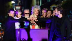 Queen: l'accensione di Carnaby Street in tema Bohemian Rhapsody. Guarda le foto con la band e il cast a Londra