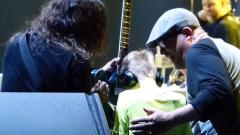 Foo Fighters: Dave Grohl ha invitato sul palco un ragazzo non vedente per suonare la chitarra insieme. Ecco il video