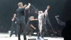 Metallica: buon compleanno Robert Trujillo! Ecco come la crew e la band hanno festeggiato il bassista sul palco. Guarda il video