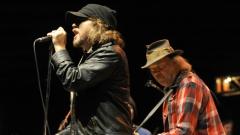 Neil Young: in arrivo il docufilm sul tour di Mirror Ball, l'album registrato nel 1995 con i Pearl Jam
