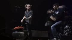 Stone Sour: fan si lancia su Corey Taylor. Placcato sul palco dai bodyguard. Guarda il video
