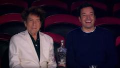 Bob Dylan ospite a sorpresa da Jimmy Fallon... senza dire una parola. Guarda il video