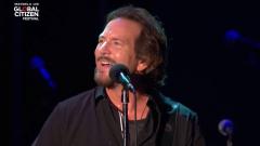 Eddie Vedder ha dedicato Long Road a Chris Cornell: "questa è una preghiera per te, quanto ti vorrei qui oggi"