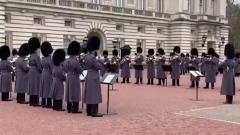 Queen: Buckingham Palace tributa la band di Freddie Mercury facendo suonare Bohemian Rhapsody alle guardie reali. Guarda il video