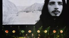 Pearl Jam, Stone Gossard al concerto in memoria di Chris Cornell ha parlato anche dei compagni assenti: “Mike e Eddie ci mancate e vi amiamo”