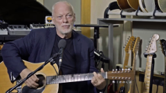 Pink Floyd, David Gilmour mette all’asta le sue leggendarie chitarre, tra cui la Black Strat usata in The Dark Side Of The Moon. Le foto e il video