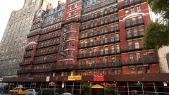 Chelsea Hotel, lo storico albergo delle rock star potrebbe trasformarsi in un hotel di lusso. Ma montano le polemiche
