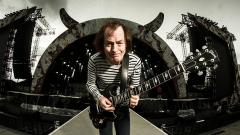 AC/DC, Angus Young: “Non potrei vivere senza la band. Ancora oggi mi esercito per ore ogni giorno per migliorarmi”