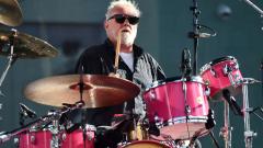Queen: Roger Taylor ha pubblicato a sorpresa un brano inedito solista. Ascolta qui "Gangsters Are Running This World"