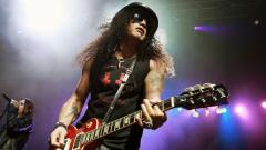 Slash parla di The Dirt dei Mötley Crüe: "Bellissimo, mi ha riportato ai primi anni ’80! Ma non vorrei mai farne uno sui Guns"