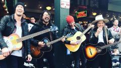 Dave Grohl è tornato a Seattle e ha suonato in strada al mercato! Guarda il video della performance insieme a Brandi Carlile