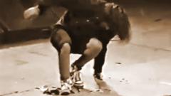 11 aprile 1994: Eddie Vedder spacca il palco del Boston Garden durante un concerto dei Pearl Jam. Guarda il video