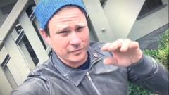 Tom DeLonge si complimenta con i Blink-182 per il nuovo singolo Blame It On My Youth con un video messaggio. Guardalo qui