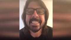Foo Fighters, Dave Grohl: "ci vogliono molti più batteristi nel mondo!" Ed elogia una piccola batterista prodigio