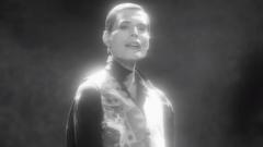 Queen: battuta all'asta l'ultima camicia usata in un video da Freddie Mercury ad un prezzo record. Guarda le foto
