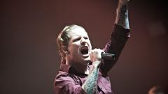 Corey Taylor omaggia David Bowie con un'incredibile versione di Moonage Daydream. Guarda il video