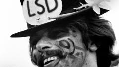 Ingegnere ripara un sintetizzatore degli anni ’60, ma dentro c'era ancora dell’LSD: in stato confusionale per 9 ore! La storia
