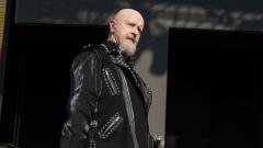 Judas Priest: Rob Halford ha tirato un calcio ad un fan in prima fila lanciandogli il telefono tra il pubblico. Guarda il video