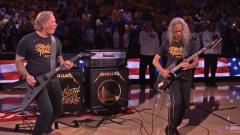 Metallica: Kirk Hammett e James Hetfield suonano l'inno americano in apertura di Gara 3 alle Finals di NBA. Guarda il video