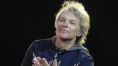 Jon Bon Jovi si presenta a sorpresa ad una cena benefica e raccoglie fondi per aiutare i giovani a disintossicarsi