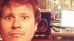 Blink-182, Tom DeLonge racconta le sue ‘prime volte’: “la più bella è quando suonai nudo sul palco”