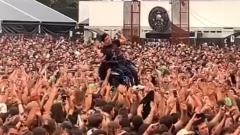 Ragazzo disabile sollevato in concerto dalla folla in crowd surfing. Grazie popolo del rock! Guarda il video