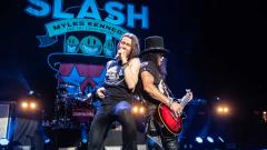 Slash: in arrivo "Living The Dream Tour", l'album live dedicato al tour 2019! Tutte le info. Guarda il primo estratto