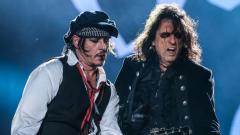 Hollywood Vampires, Alice Cooper contro chi snobba Johnny Depp: "è un bravo chitarrista. Ha suonato anche con Jeff Beck!”
